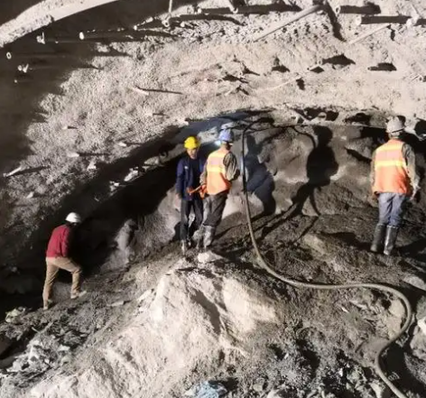 营山拱顶带模注浆料的施工流程及注意事项